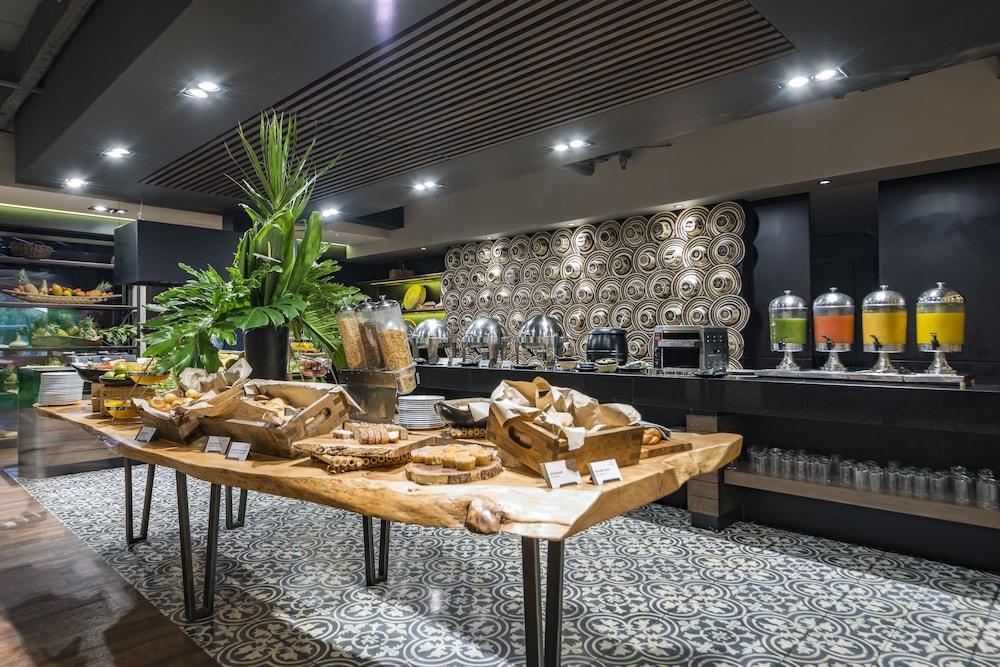 Movich Hotel Las Lomas Ριονέγρο Εξωτερικό φωτογραφία The lounge at the airport