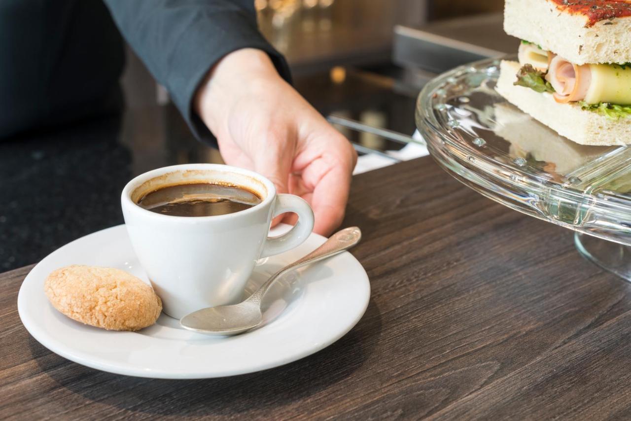 Movich Hotel Las Lomas Ριονέγρο Εξωτερικό φωτογραφία A waiter serving coffee