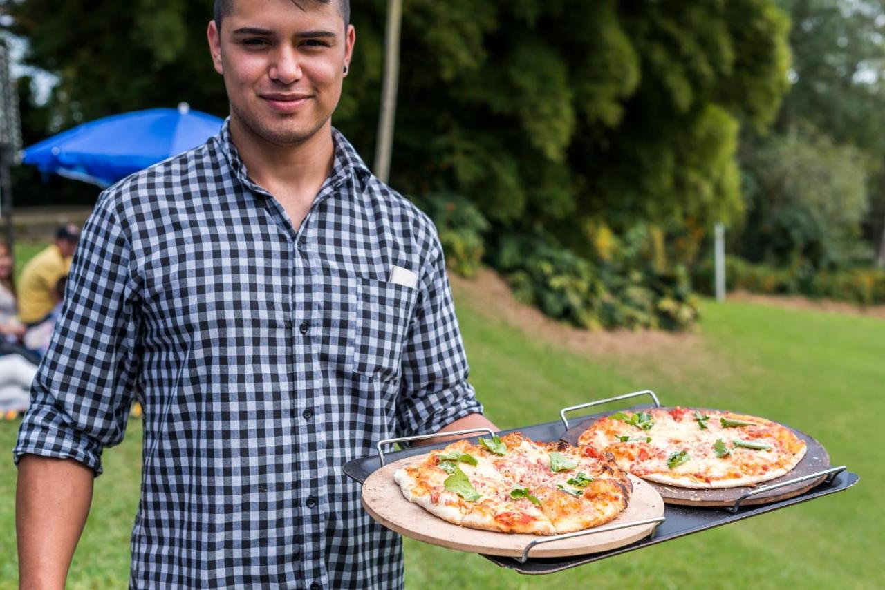 Movich Hotel Las Lomas Ριονέγρο Εξωτερικό φωτογραφία A pizza prepared on a wood-fired oven